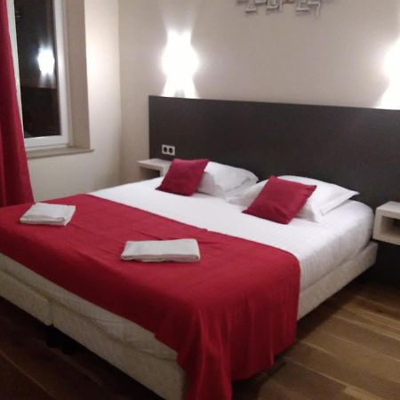 Отель Logis Le Provencal Euville Экстерьер фото